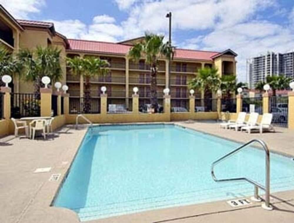 Quality Inn & Suites Miramar Beach Exterior photo